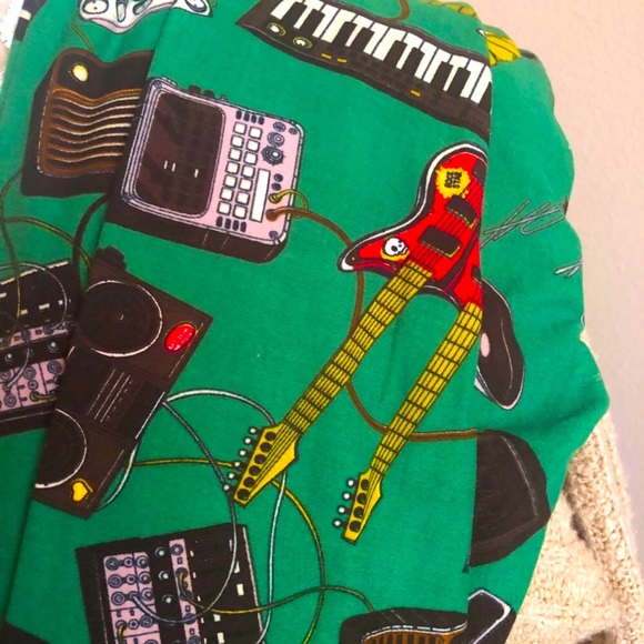 OS Lularoe instrument leggings! Kelly green 💚💚 - Picture 3 of 3